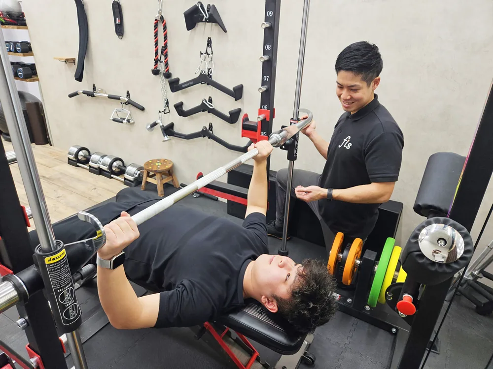 ベンチでのパーソナルトレーニング指導